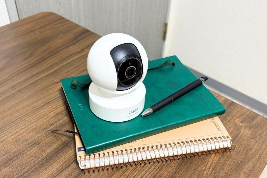 TP-Link Tapo C232|机の上に置いている写真