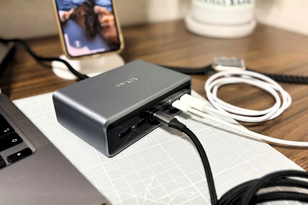 Anker Prime Charger 200Wとデスク